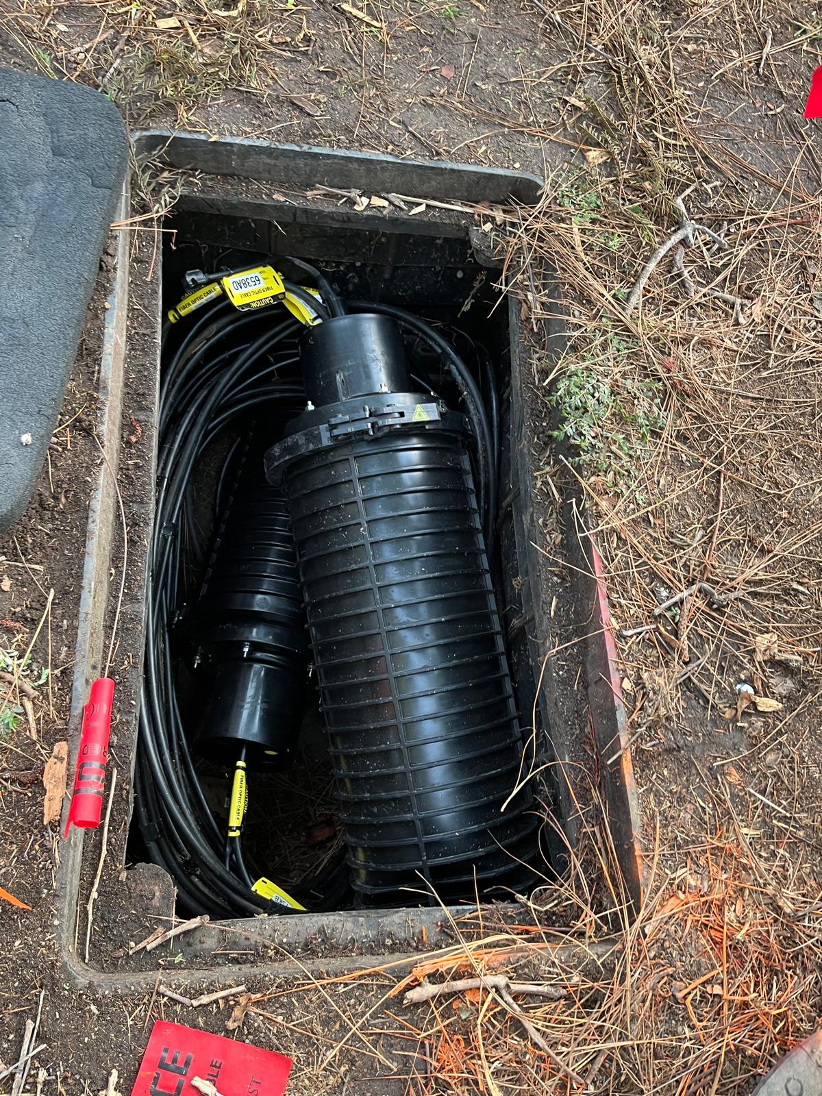 Underground handhole and fiber splice enclosure